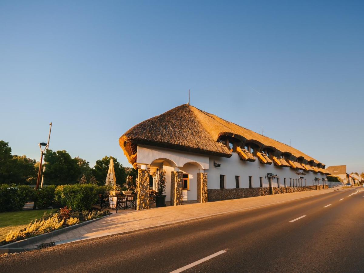 Oereg Halasz Fogado Tat Exterior photo